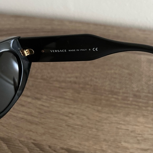 Versace cat eye sunglasses - Picture 8 of 13